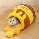 Kuscheliges Katzenbett in Honigtopf-Design, ideal für Haustiere. Weiches, gelbes Plüschmaterial bietet Komfort und Wärme. Perfekt für Katzenliebhaber.