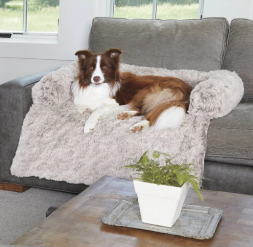 Hundebett Wolkentraum braun auf Sofa, flauschig, Testsieger, ideal für mittelgroße Hunde.