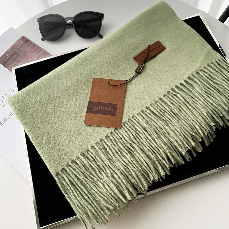 Eleganter grüner Schal aus Kaschmir mit Fransen, ideal für stilvolle Herbst- und Winteroutfits. Luxuriöses Accessoire, weich und warm.