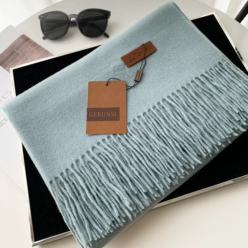 Gerunsi Schal aus Kaschmir in Hellblau mit Fransen, luxuriöses Accessoire, ideal für Herbst und Winter, stilvoll und warm.