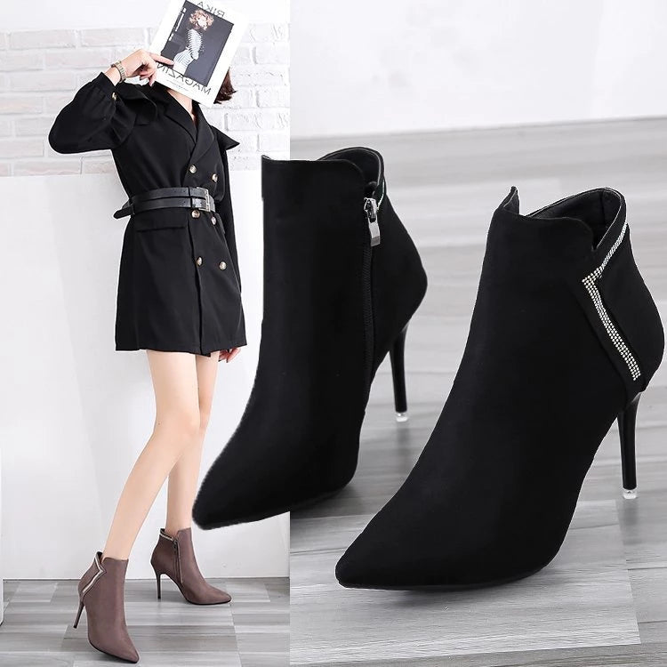 Elegante schwarze Stiefeletten mit hohem Absatz und Reißverschluss, ideal für Damenmode, Herbsttrends und stilvolle Outfits.