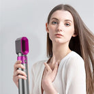 Föhn mit modernem Design, lila Akzenten und ergonomischem Griff. Perfekt für schnelles Trocknen und Styling. Ideal für den täglichen Gebrauch.