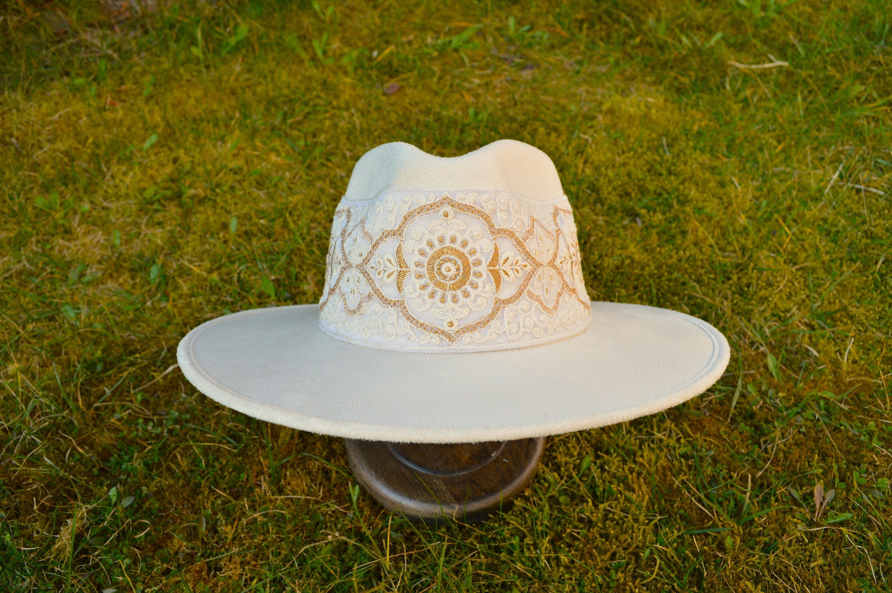 Eleganter weißer Filzhut mit breiter Krempe und kunstvoller Stickerei, ideal für stilvolle Anlässe. Perfektes Accessoire für modische Outfits.