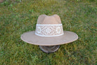 Breiter, beige Cowboyhut mit aufwendiger weißer Stickerei auf der Krempe, ideal für Westernmode und Outdoor-Abenteuer. Hochwertige Handwerkskunst.