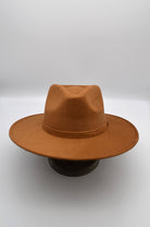 Brauner Fedora-Hut aus Filz mit breiter Krempe, klassisches Design, ideal für stilvolle Herrenmode, zeitloser Look, hochwertiges Accessoire.