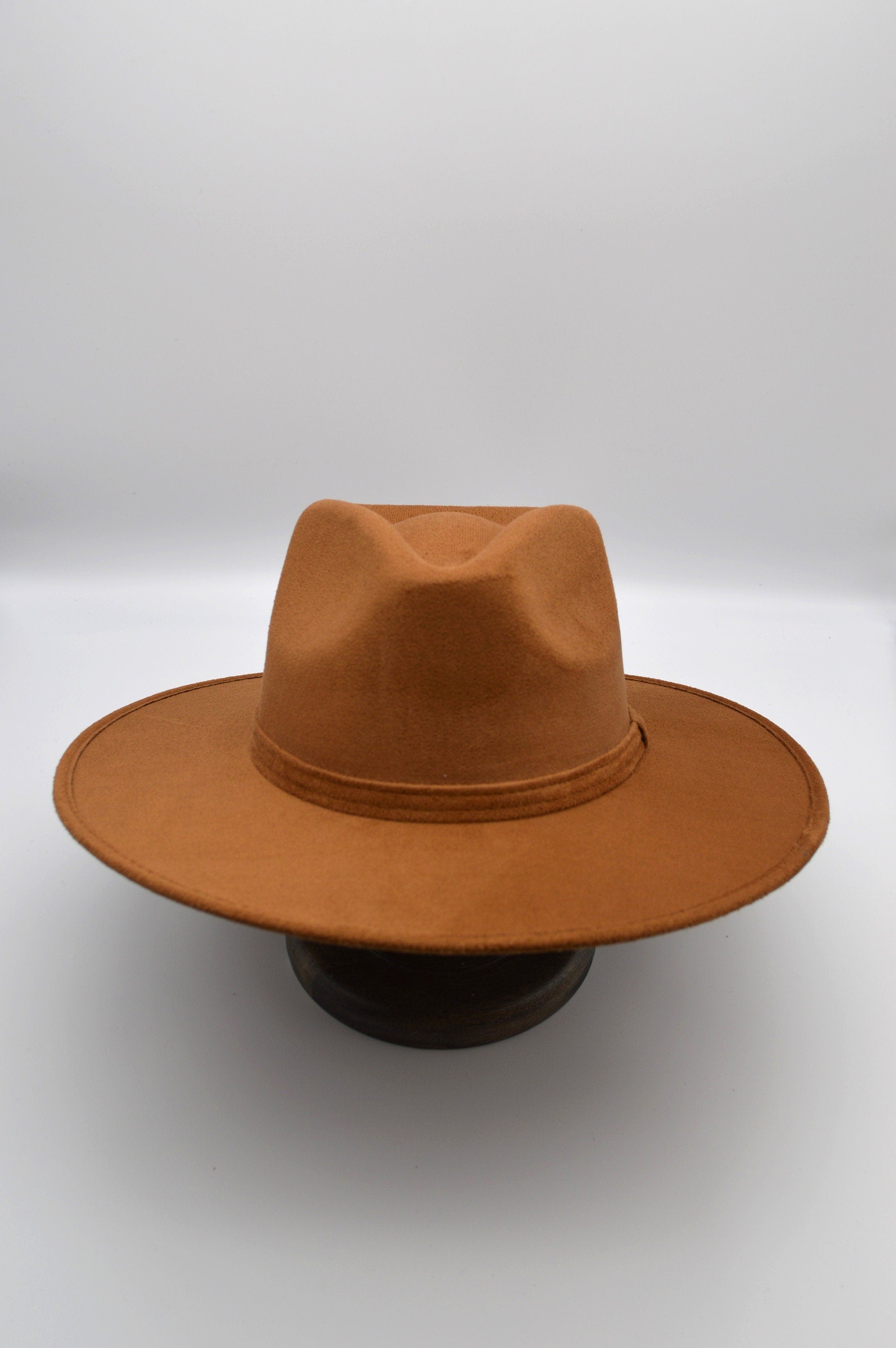 Brauner Fedora-Hut aus Filz mit breiter Krempe, klassisches Design, ideal für stilvolle Herrenmode, zeitloser Look, hochwertiges Accessoire.