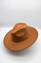 Brauner Filzhut mit breiter Krempe, klassisches Design, ideal für Herbstmode. Perfekt für stilvolle Outfits und vielseitige Kombinationen.