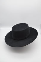 Schwarzer Filzhut mit breiter Krempe, klassisches Design, ideal für elegante Anlässe. Perfekt für Herrenmode, Vintage-Stil, zeitloser Look.