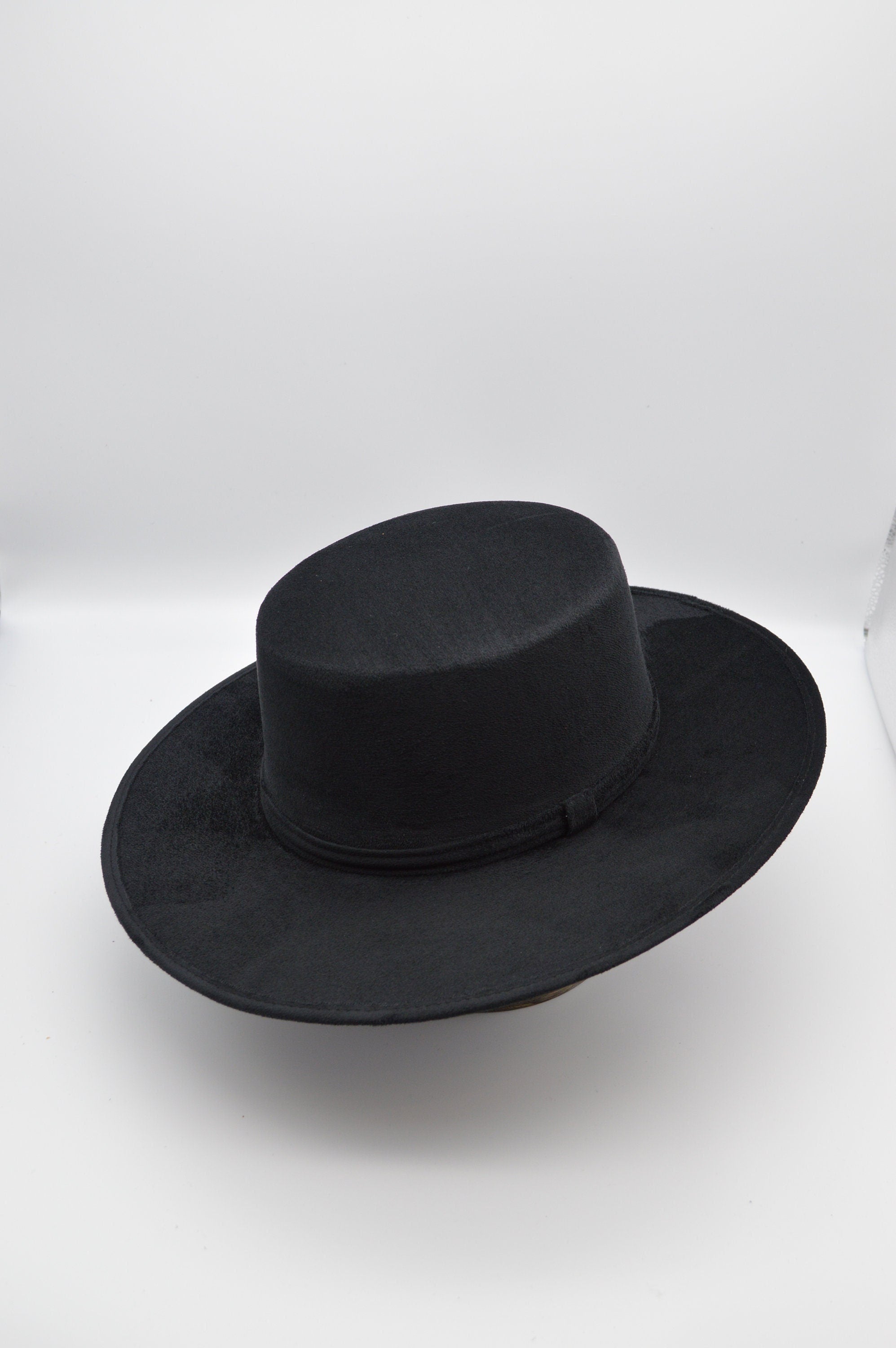 Schwarzer Filzhut mit breiter Krempe, klassisches Design, ideal für elegante Anlässe. Perfekt für Herrenmode, Vintage-Stil, zeitloser Look.