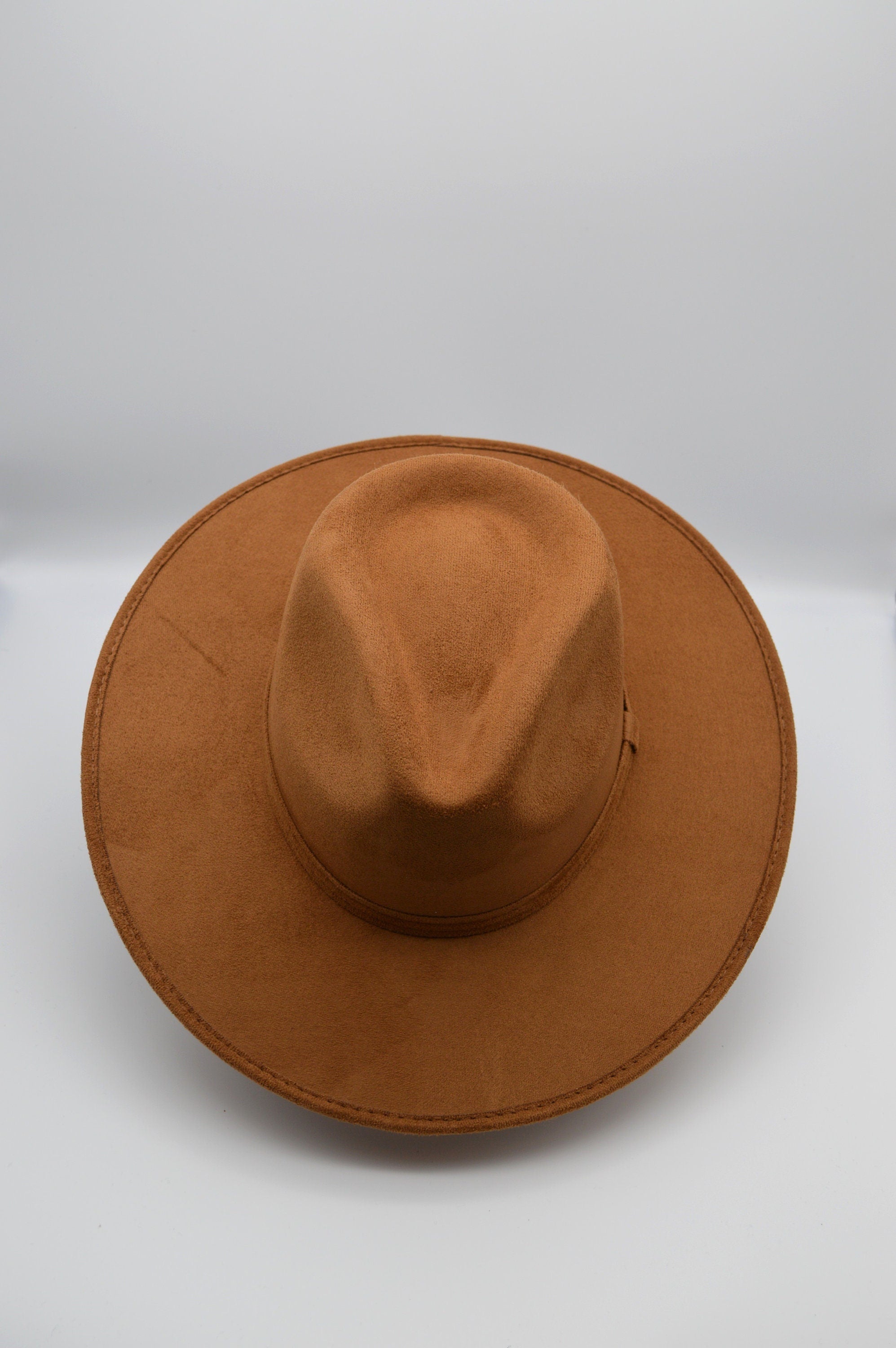 Brauner Filzhut mit breiter Krempe, klassisches Design, ideal für Outdoor-Aktivitäten. Perfekt für Mode, Cowboy-Look und Sonnenschutz.