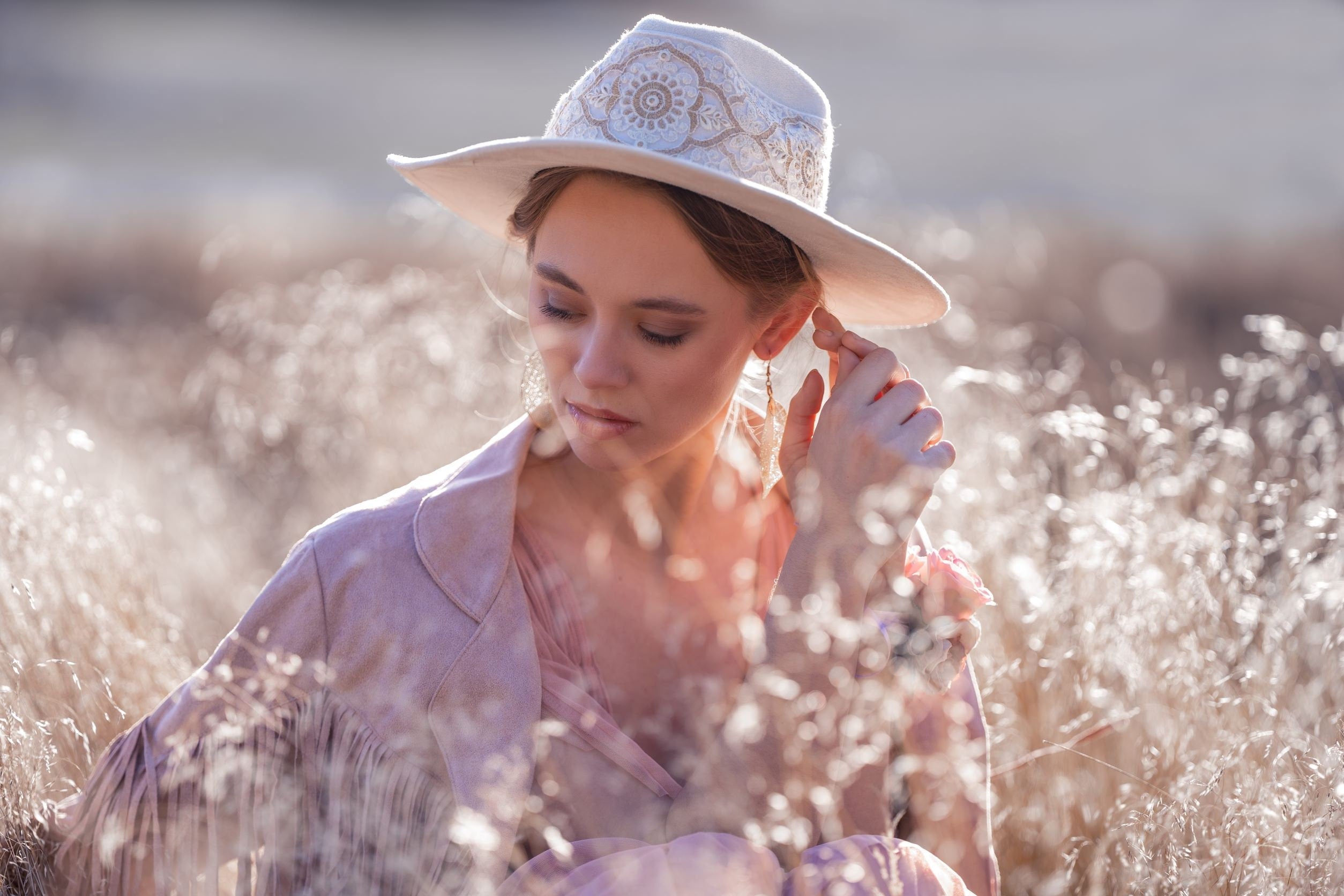 Frau mit elegantem Hut im Feld, Vintage-Mode, romantisches Porträt, natürliche Beleuchtung, stilvolle Kleidung, Outdoor-Fotografie, Herbststimmung.