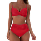 Frau in rotem Bikini-Set, hoch tailliert, Strandmode, Sommerbekleidung, Damenbademode.