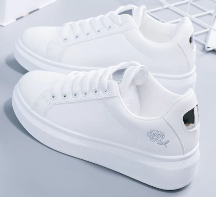 Weiße Sneaker mit Rosenstickerei, modisch und bequem, ideal für Damen. Perfekt für Freizeit und Sport. Hochwertige Materialien, trendiges Design.