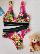 Bunter Bikini mit tropischem Blumenmuster, ideal für den Sommer. Zweiteilig, leuchtende Farben, perfekt für Strand und Pool.