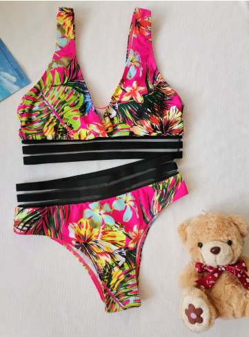 Bunter Bikini mit tropischem Blumenmuster, ideal für den Sommer. Zweiteilig, leuchtende Farben, perfekt für Strand und Pool.