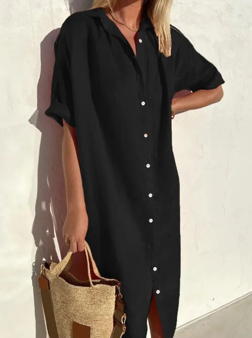 Frau in schwarzem Hemdkleid mit Strohtasche, Sommermode, lässiger Stil, draußen.