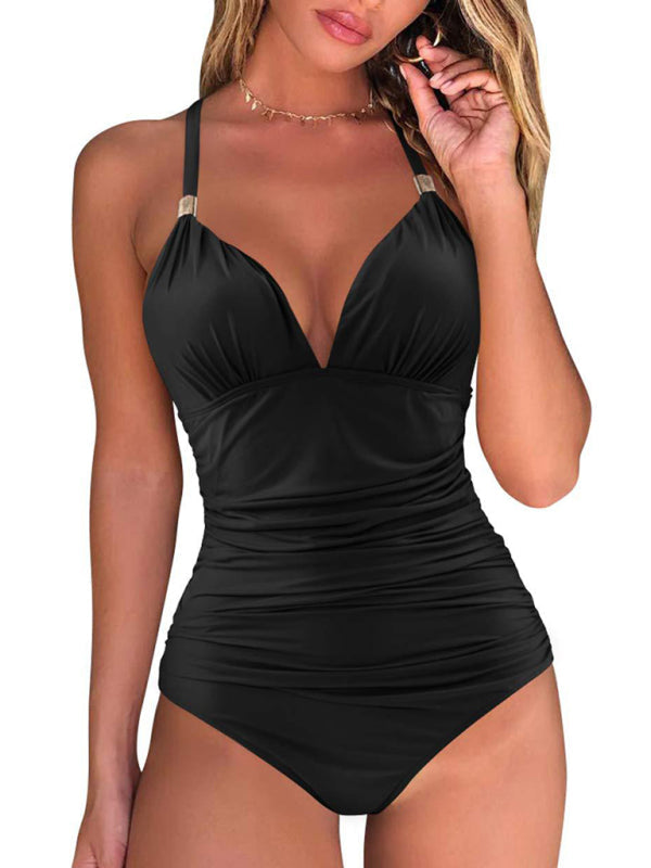 Frau in schwarzem Badeanzug mit V-Ausschnitt, elegantes Design, Strandmode.