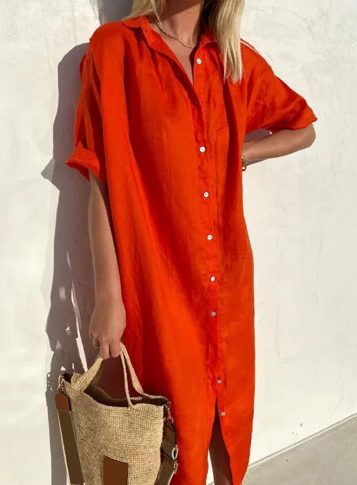 Frau in rotem Leinenhemdkleid mit Strohtasche, Sommermode, lässiger Stil.