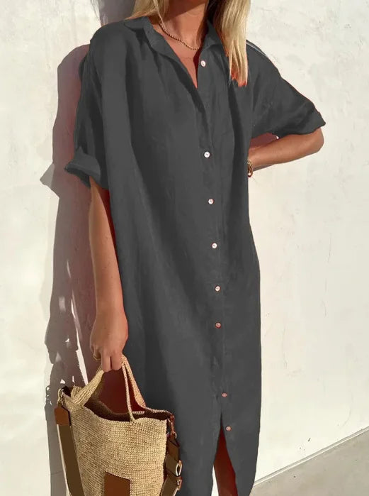 Frau in grauem Hemdkleid mit Strohtasche, Sommermode, lässiger Stil, Damenbekleidung.