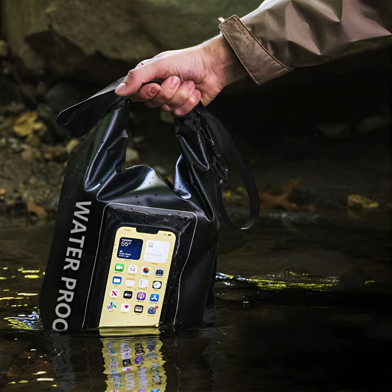 Wasserdichte schwarze Tasche mit Smartphone-Fenster, ideal für Outdoor-Aktivitäten.