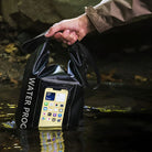 Wasserdichte schwarze Tasche mit Smartphone-Fenster, ideal für Outdoor-Aktivitäten.