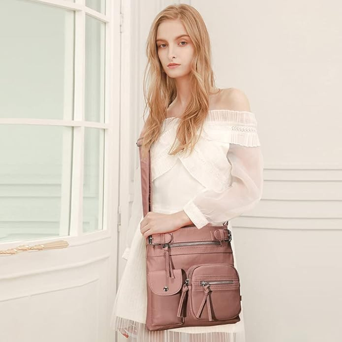 Frau mit rosa Umhängetasche aus Leder, modisch, elegant, ideal für Alltag und Reisen.