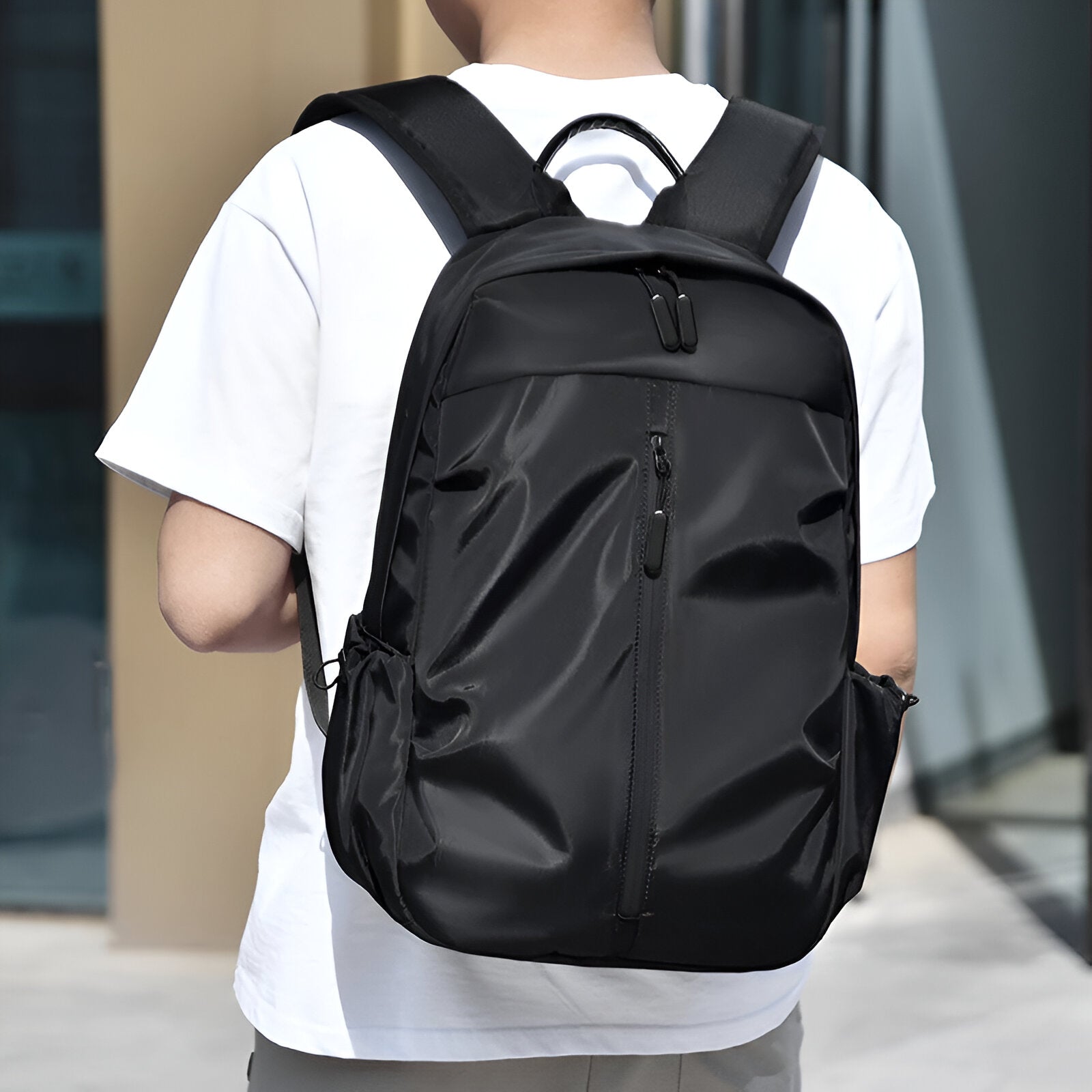 Schwarzer Rucksack aus Nylon, wasserdicht, modern, für Herren, ideal für Reisen und Alltag.