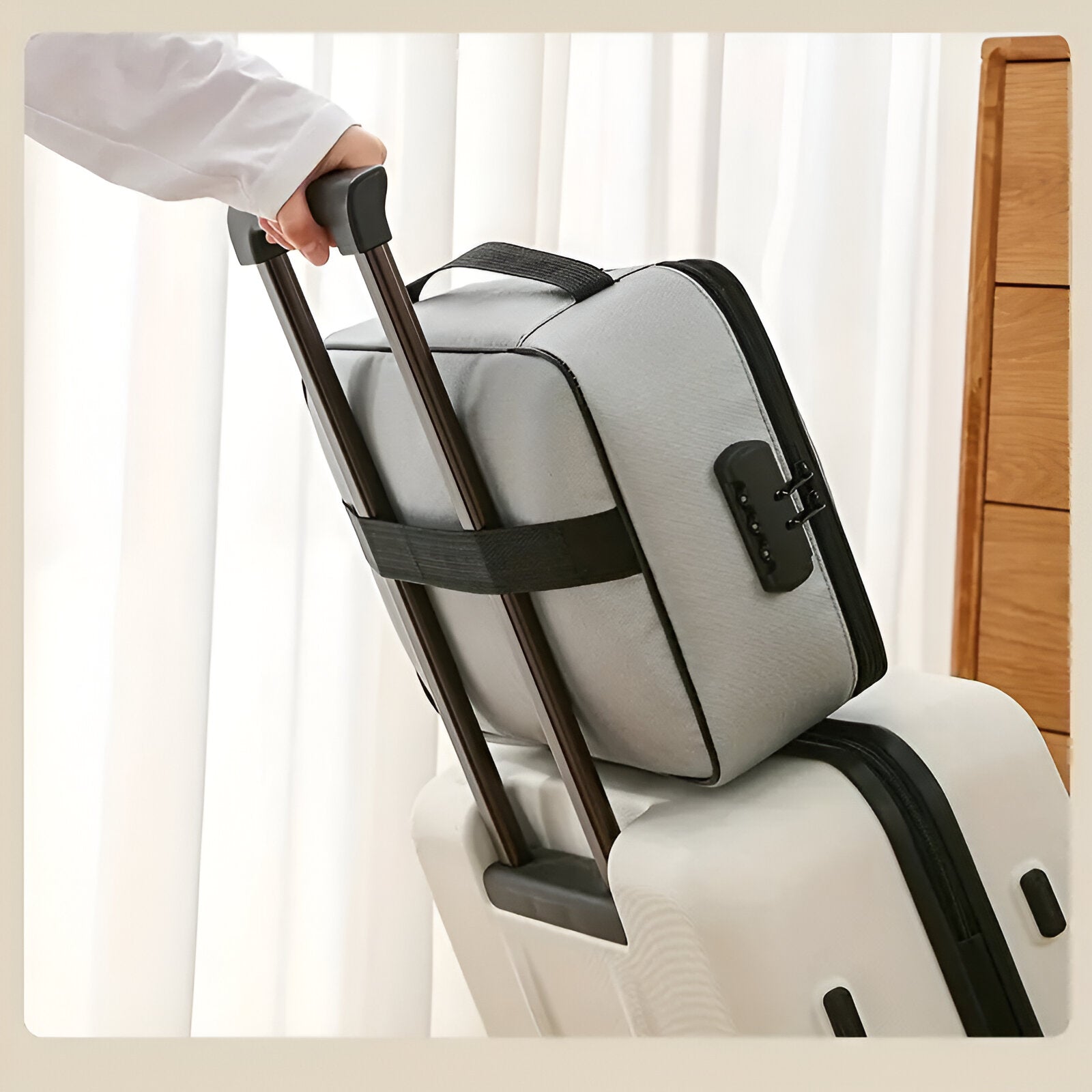 Grauer Handgepäckkoffer auf Trolley, modernes Design, Reisegepäck, leicht, robust.
