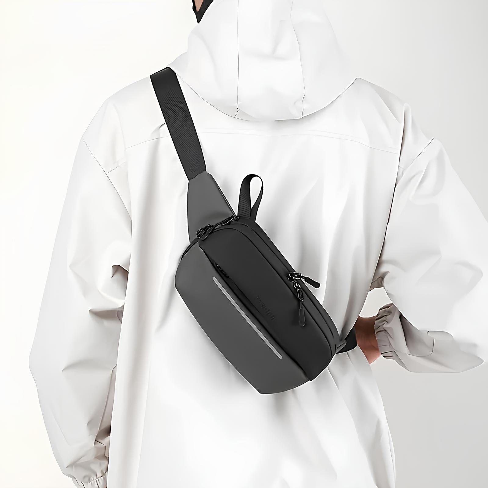 Person mit schwarzer Umhängetasche aus Leder, getragen über weißem Regenmantel, modisch, urban.