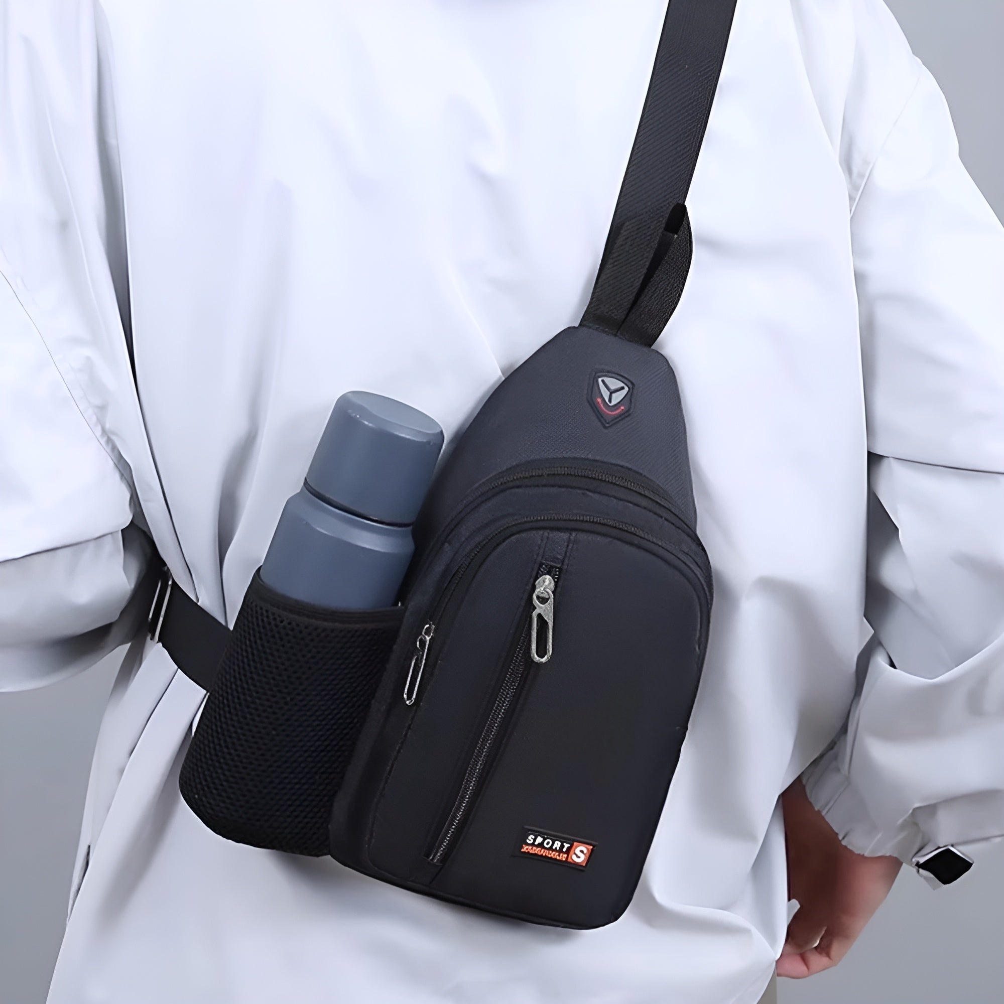Schwarze Umhängetasche mit Flaschenhalter, sportlich, wasserdicht, ideal für Outdoor-Aktivitäten.