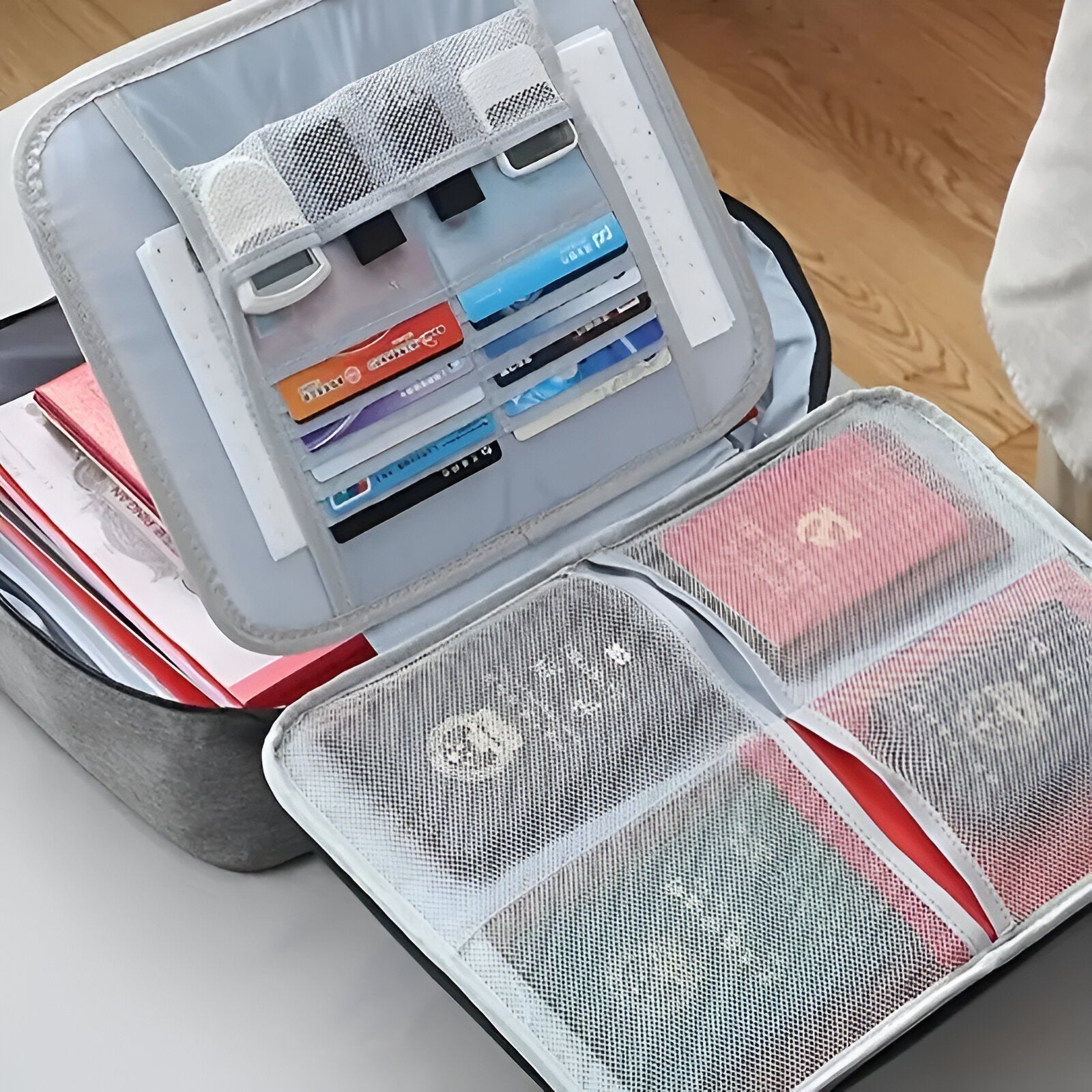 Offener Koffer-Organizer mit Netzfächern, ideal für Reiseunterlagen und Elektronikzubehör.