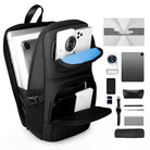 Schwarzer Laptop-Rucksack mit Fächern, gefüllt mit Elektronikzubehör und Gadgets.