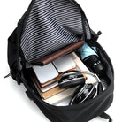 Schwarzer Rucksack mit gestreiftem Innenfutter, Laptopfach, Kopfhörer und Notizbüchern.