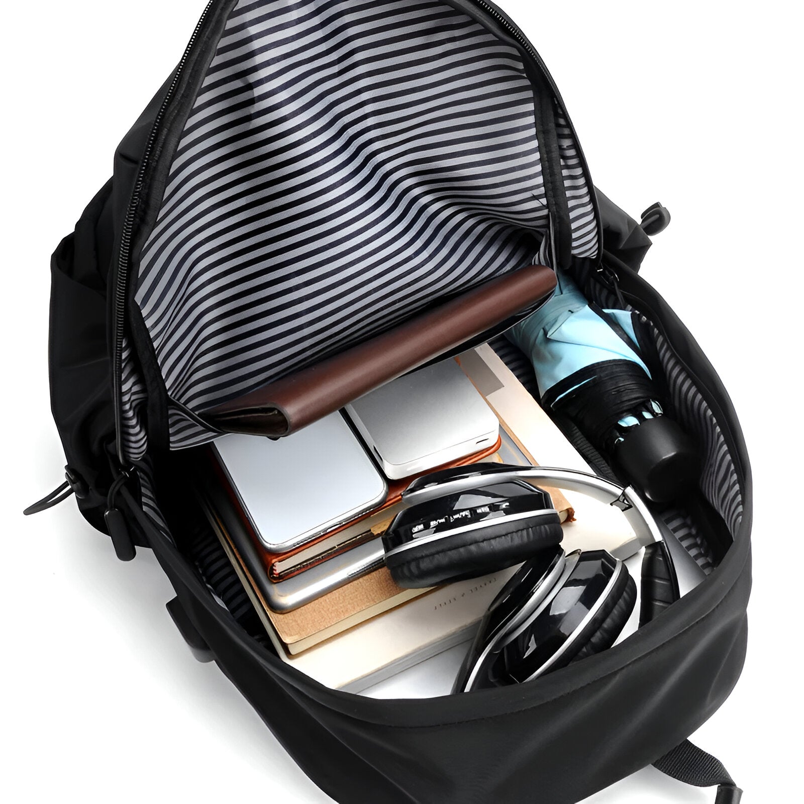 Schwarzer Rucksack mit gestreiftem Innenfutter, Laptopfach, Kopfhörer und Notizbüchern.