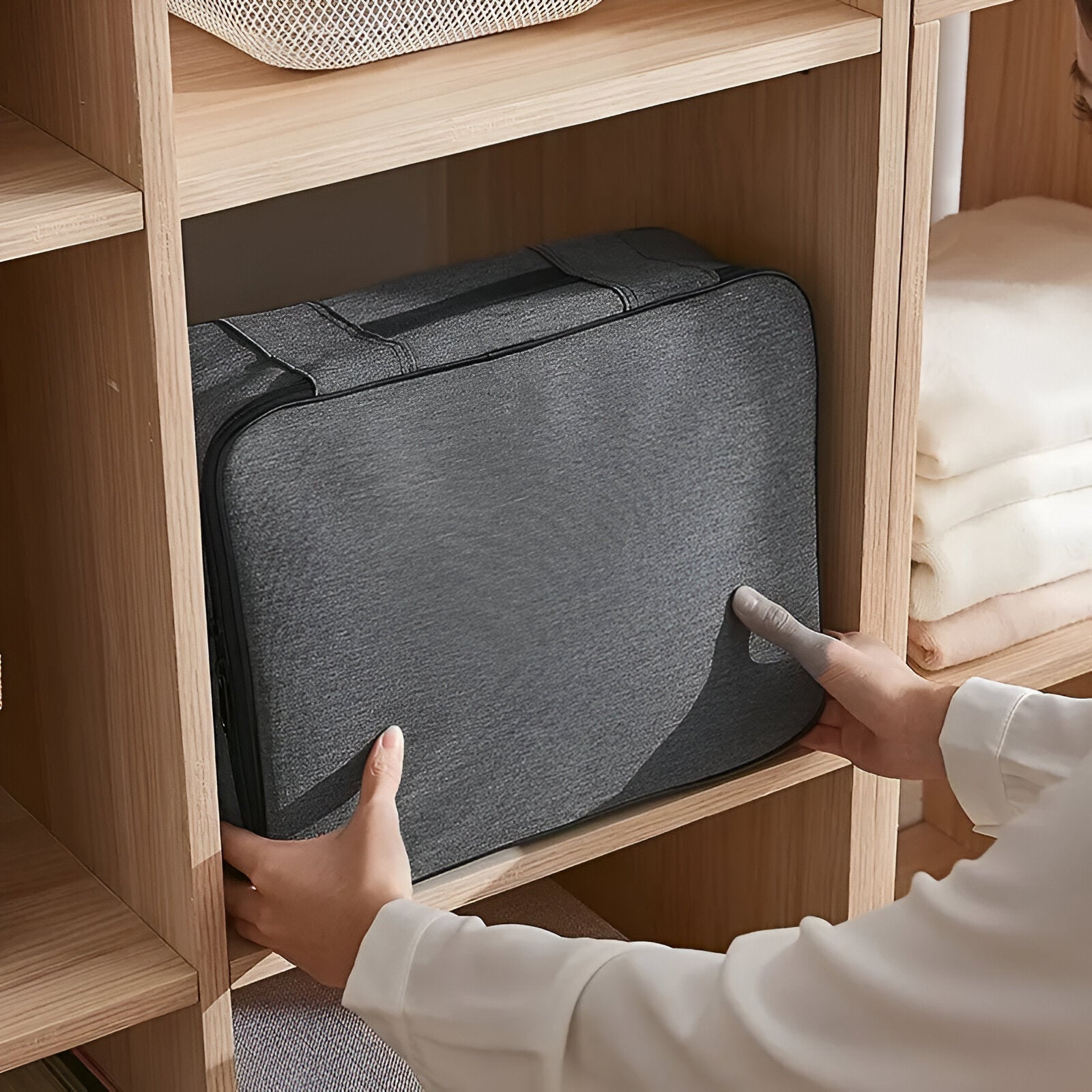 Graue Aufbewahrungstasche aus Stoff im Regal, platzsparend, ideal für Kleidung und Accessoires.