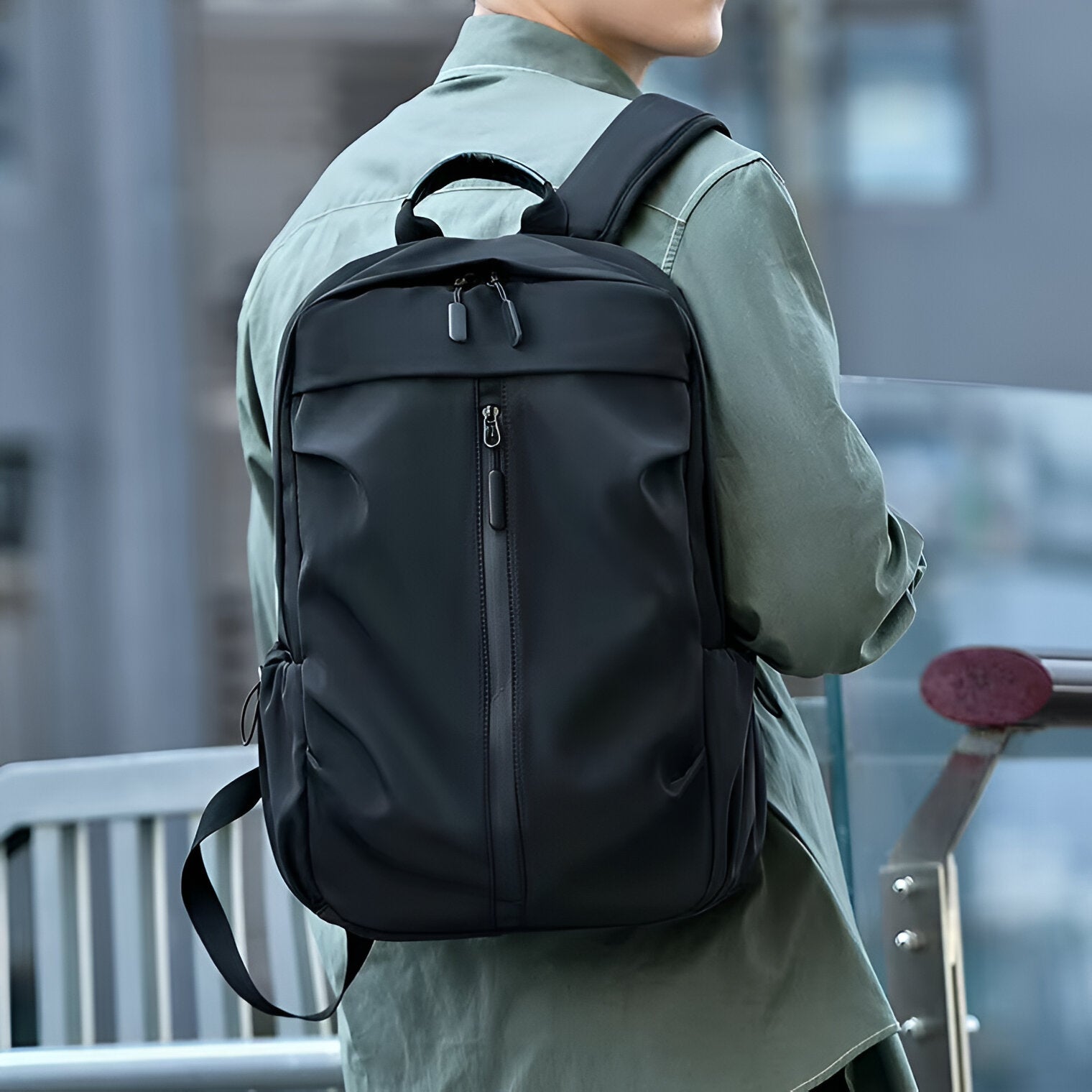 Schwarzer Rucksack aus Leder, modern, urban, für Herren, stilvoll, funktional, Alltagsgebrauch.