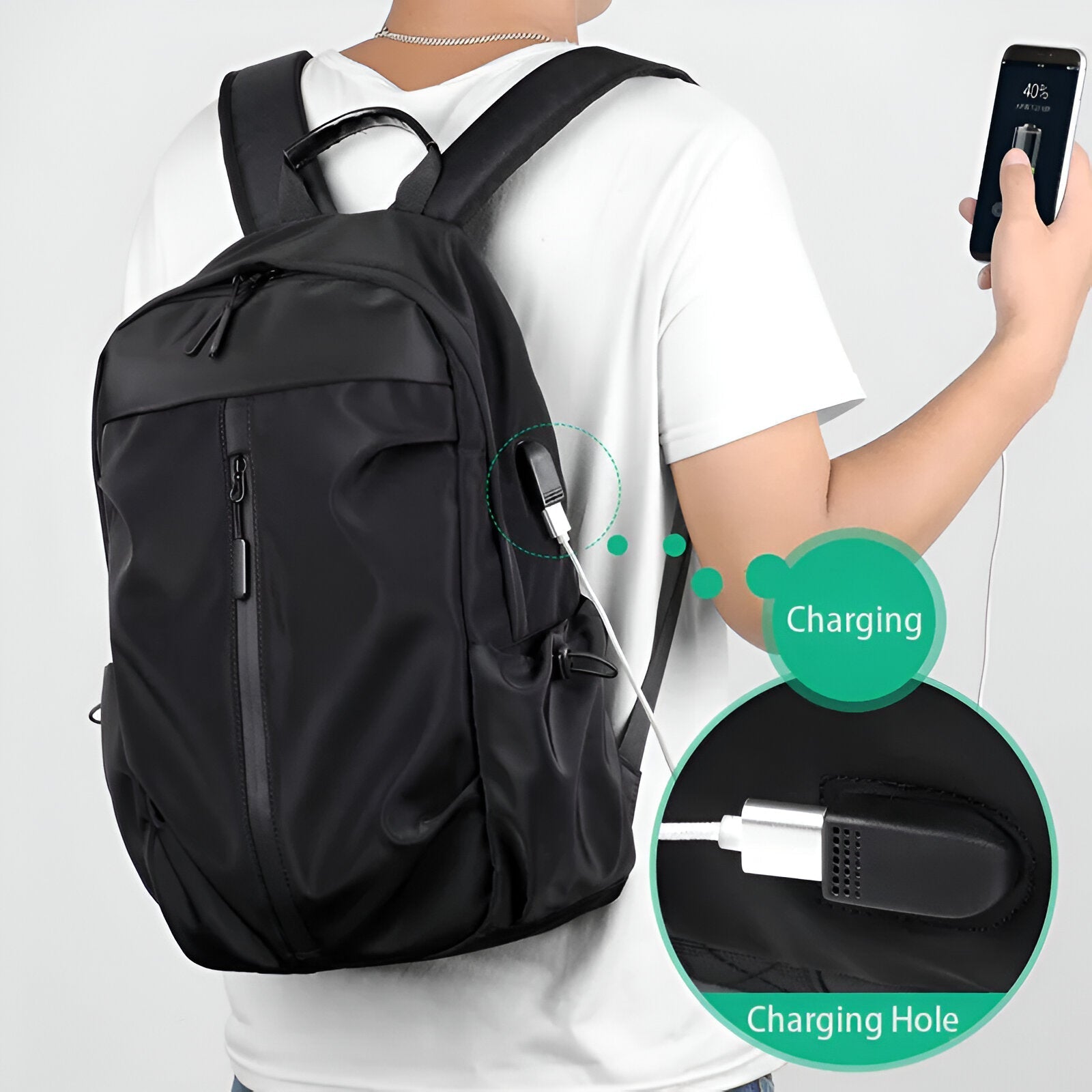 Schwarzer Rucksack mit USB-Ladeanschluss, ideal für Reisen und Schule, modernes Design.