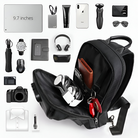 Schwarzer Rucksack mit Elektronikzubehör, Kopfhörer, Kamera, Smartphone, Tablet, Uhr.