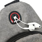 Grauer Sport-Rucksack mit Kopfhöreranschluss, ideal für Outdoor-Aktivitäten und Reisen.
