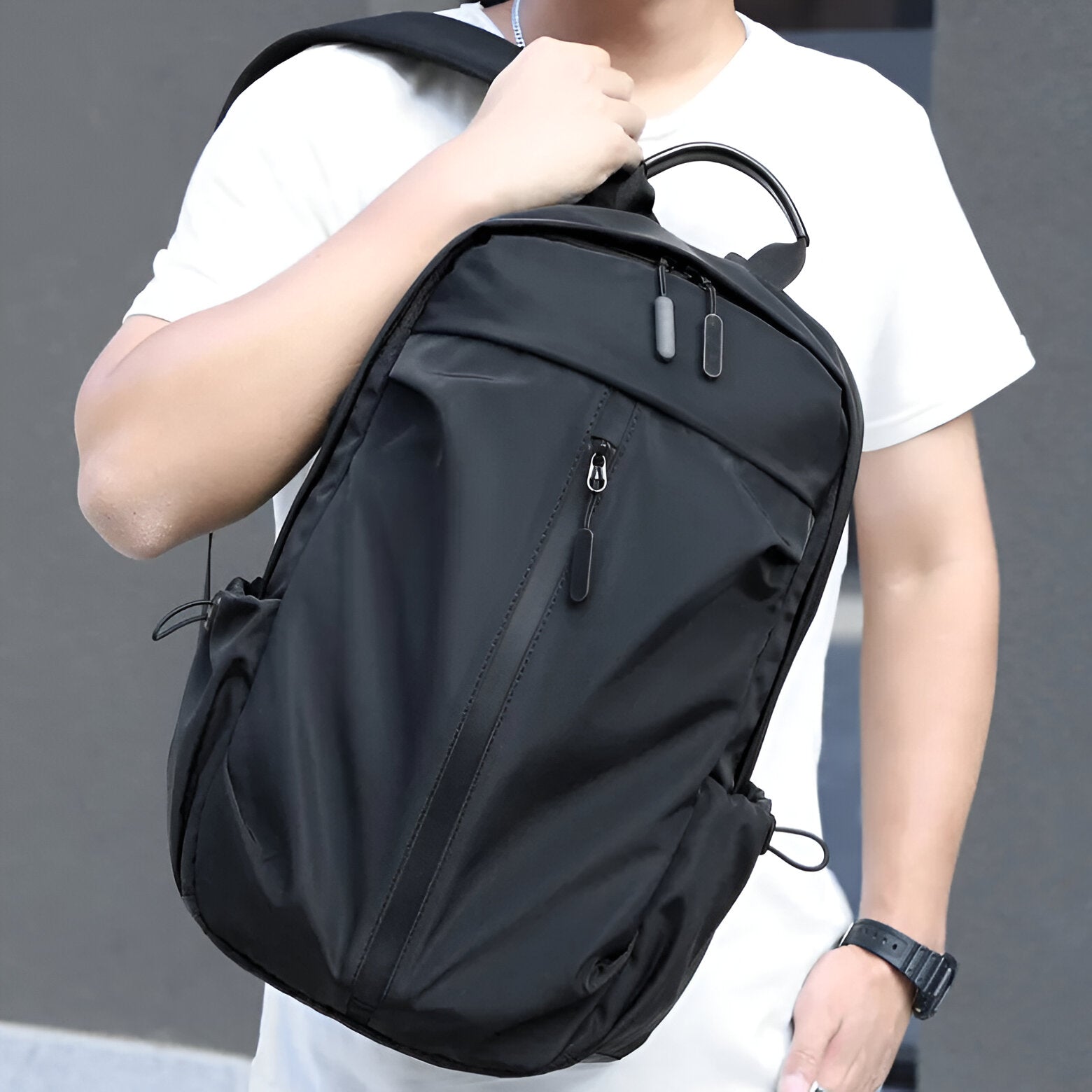 Mann mit schwarzem Rucksack, modern, wasserabweisend, ideal für Reisen und Alltag.