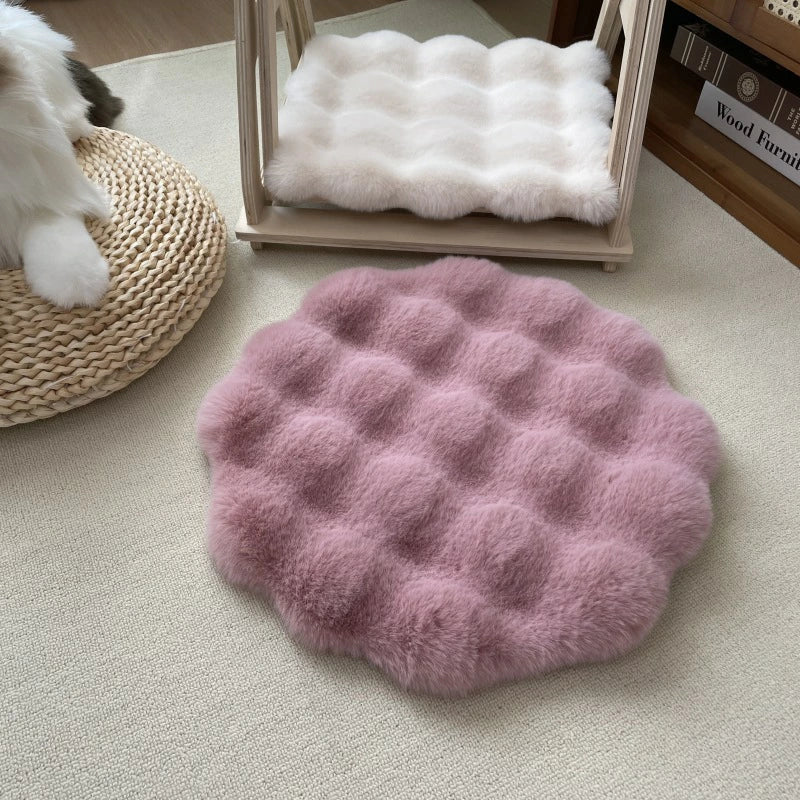 Rosa, runde, flauschige Teppichmatte auf hellem Boden, dekorativer Wohnaccessoire.