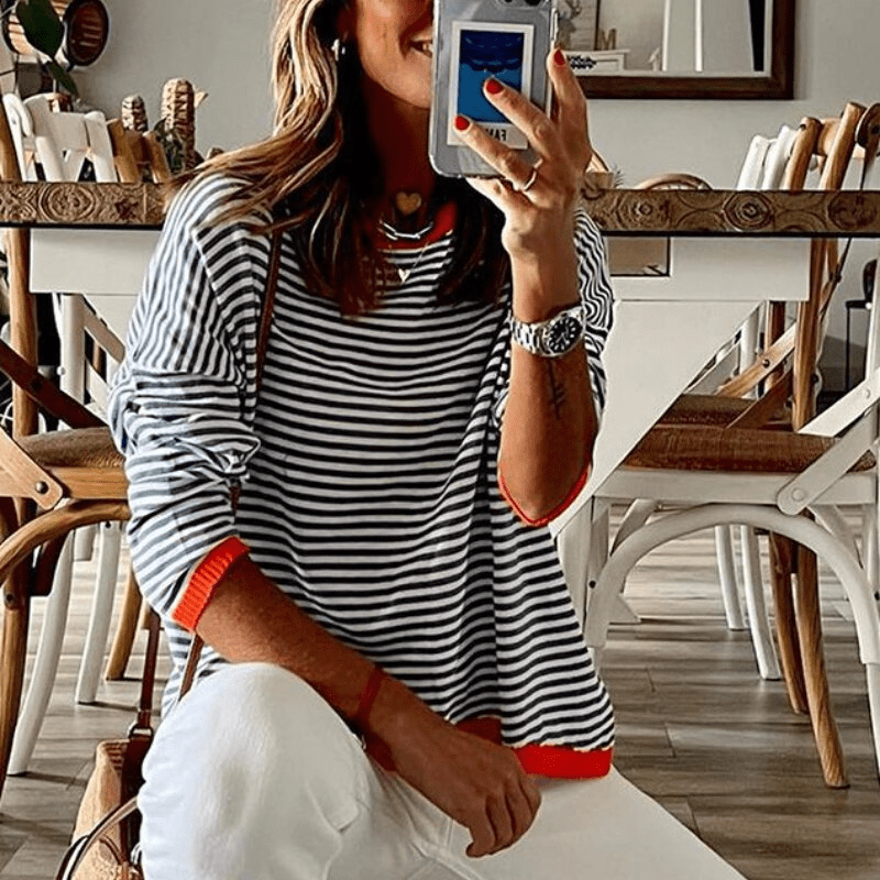 Gestreifter Pullover in Blau mit orangefarbenem Rand, modisch und bequem, ideal für den Herbst. Perfekt für stilvolle Freizeitoutfits.