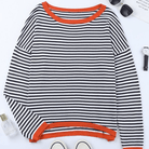 Gestreifter Pullover in Blau-Weiß mit orangefarbenem Rand, modisch und vielseitig. Perfekt für trendige Outfits. Ideal für Herbstmode.
