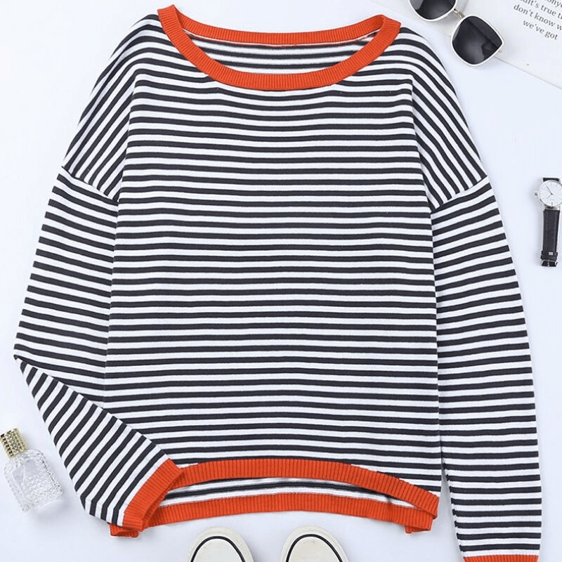 Gestreifter Pullover in Blau-Weiß mit orangefarbenem Rand, modisch und vielseitig. Perfekt für trendige Outfits. Ideal für Herbstmode.