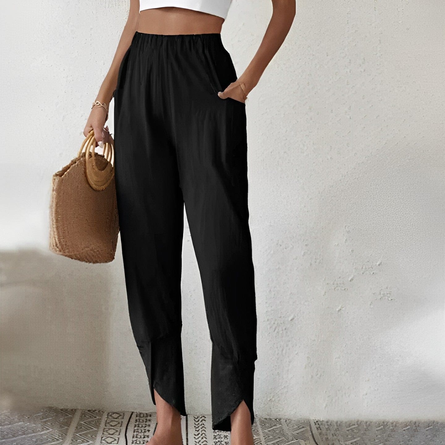 Elegante Damenhose in Schwarz, ideal für stilvolle Outfits. Perfekt für Modebewusste, die hochwertige und trendige Kleidung suchen.