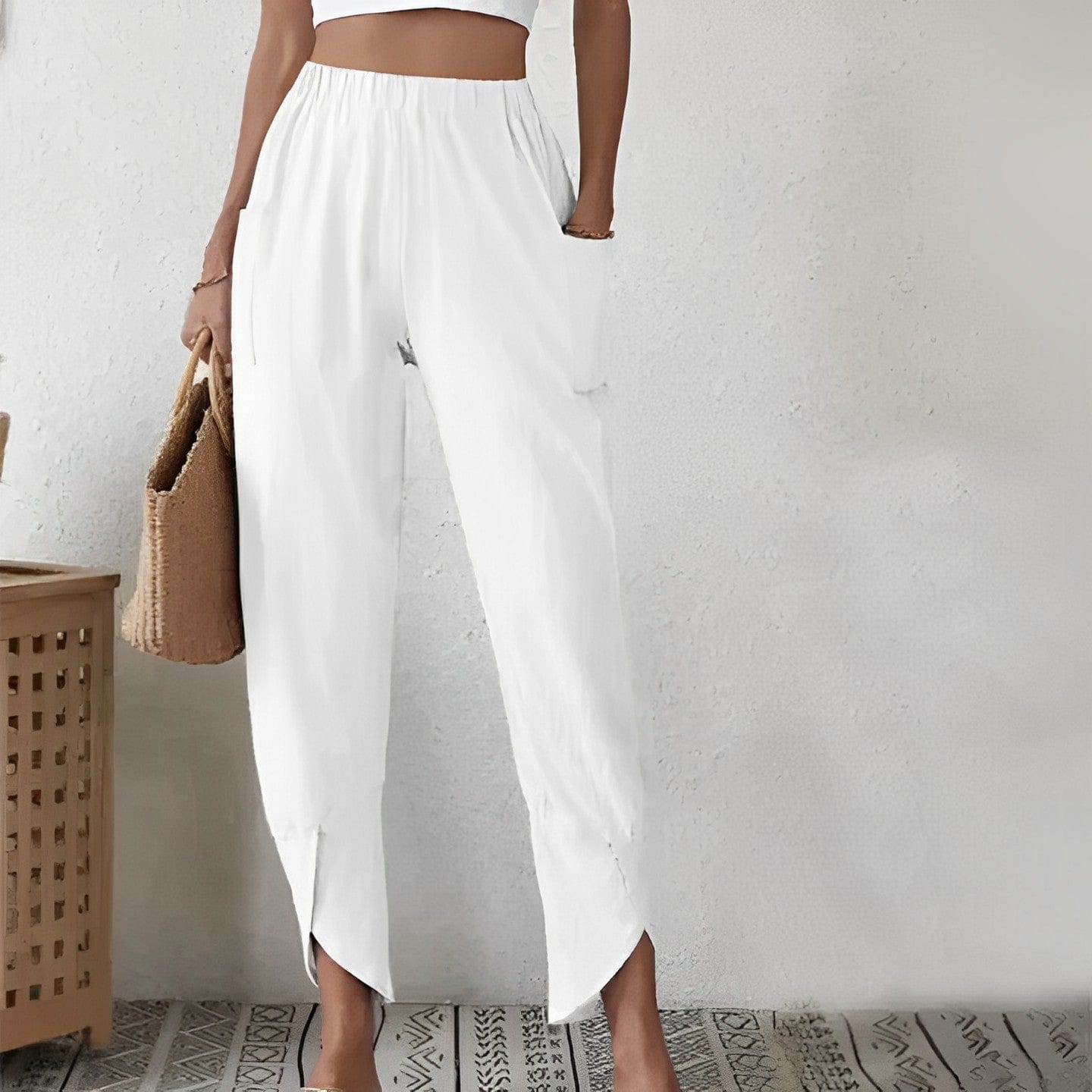 Elegante Damenhose in Weiß, ideal für Sommermode. Perfekt kombinierbar mit Crop-Tops. Stilvoll und modern für den urbanen Look.