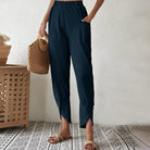 Elegante Damenhose in Dunkelblau, ideal für stilvolle Sommermode. Perfekt kombiniert mit Sandalen und Strohtasche für einen trendigen Look.