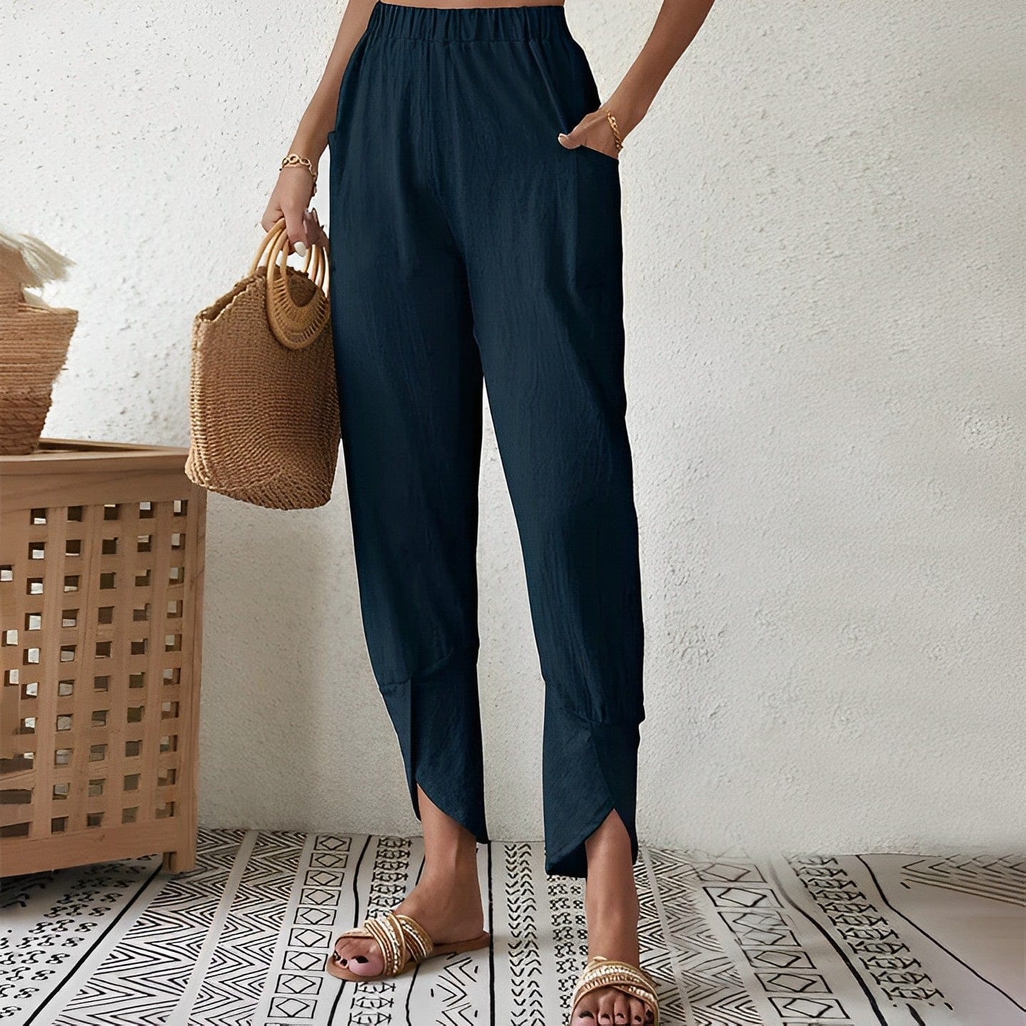 Elegante Damenhose in Dunkelblau, ideal für stilvolle Sommermode. Perfekt kombiniert mit Sandalen und Strohtasche für einen trendigen Look.