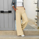 Damen Freizeithose beige, weit geschnitten, mit Taschen. Perfekt für lässige Outfits. Stilvolle Mode, bequem und vielseitig einsetzbar.