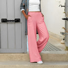 Damen Freizeithose in Rosa, weit geschnitten, mit Taschen. Perfekt für lässige Outfits. Stilvolle Mode, bequem und modern.